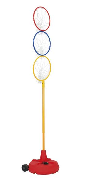 Dreifacher Basketballkorb mit roten, blauen und gelben Ringen auf verstellbarem Ständer.