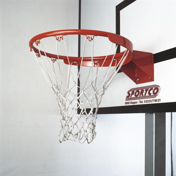 Basketballkorb mit rotem Ring und weißem Netz an Sporthalle-Wand montiert.