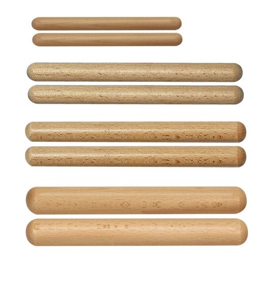 Verschiedene Holzgriffe in unterschiedlichen Größen und Holzarten auf weißem Hintergrund.