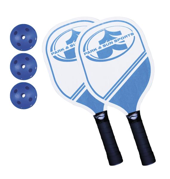 Zwei blaue und weiße Pickleball-Schläger mit drei blauen Pickleball-Bällen.