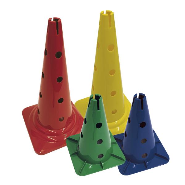 Vier Trainingshütchen in Rot, Gelb, Grün und Blau mit seitlichen Löchern vor weißem Hintergrund.
