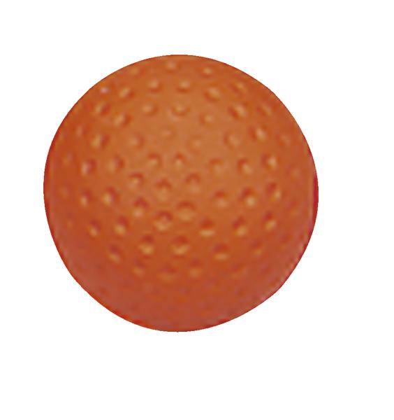 Oranger Golfball mit kleinen Vertiefungen auf weißem Hintergrund