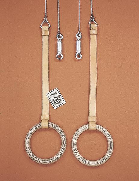 Turnringe aus Holz mit Lederriemen an Metallhaken vor orangefarbener Wand.