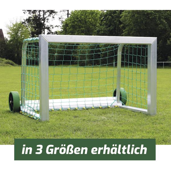 Mobiles Fußballtor mit grünem Netz auf Rasen, erhältlich in drei Größen.