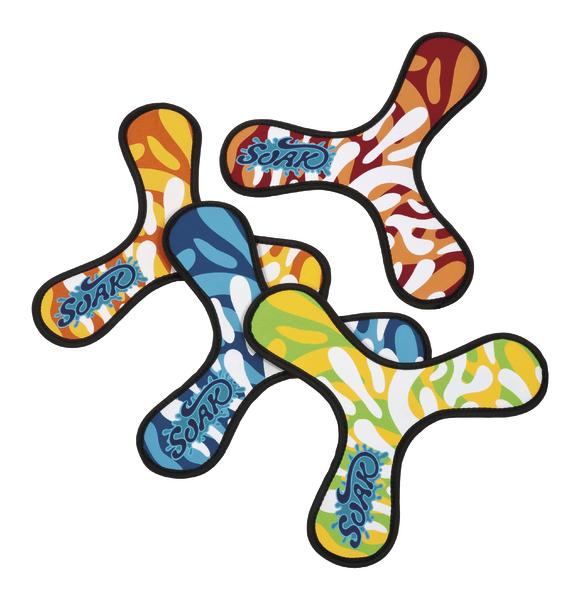 Bunte Wurfboomerangs mit abstraktem Muster und "Squak" Schriftzug, Spielzeug für draußen.