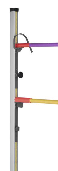 Verstellbare Stange mit bunten Hürden für Hochsprungtraining im Sport.