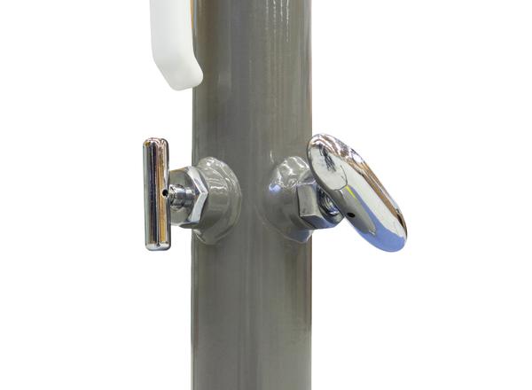 Grauer Metallrohr mit zwei verchromten drehbaren Griffen, isolierter weißer Griff oben.