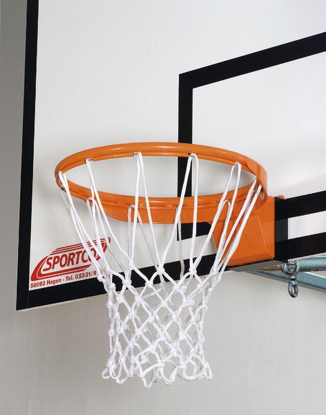 Basketballkorb mit orangefarbenem Ring und weißem Netz an Hallenwand montiert.