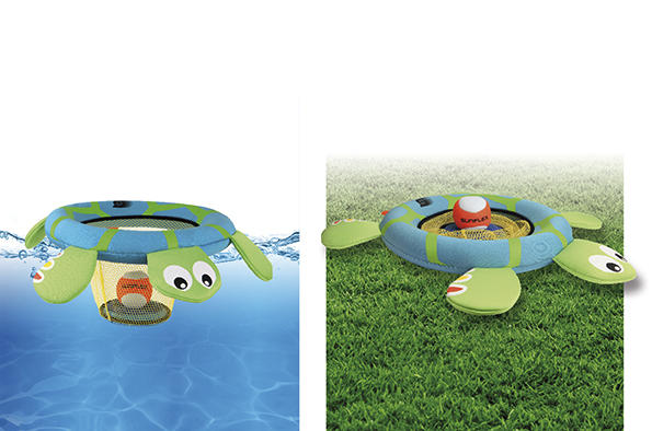 Schwimmendes Wasserspiel in Schildkrötenform mit Ball im Pool .