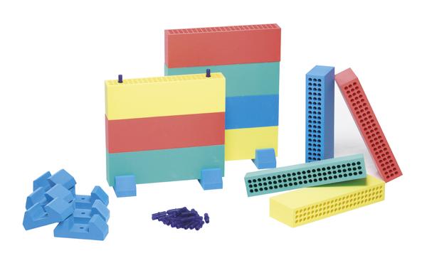 Bunte Lernbausteine und Steckelemente für mathematische oder technische Bildungsspielzeuge.