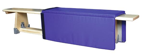 Wandklappbare Turnbank mit gepolstertem blauen Schutz für Sport und Gymnastik.