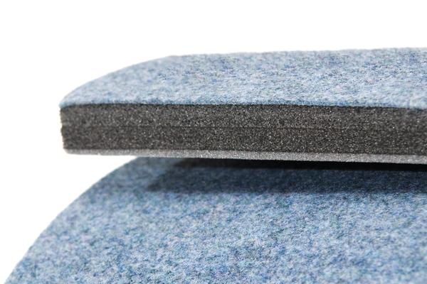 Blau-graue Schaumstoffmatte mit Filzoberfläche, Nahaufnahme auf weißem Hintergrund.
