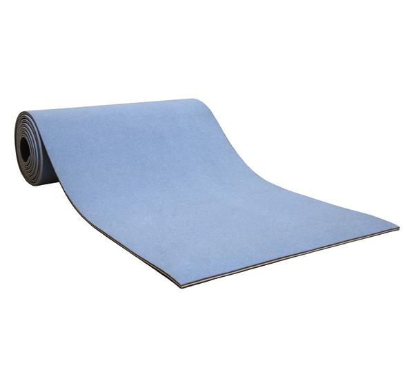 Blau-schwarze Yogamatte halb aufgerollt auf weißem Hintergrund, rutschfeste Oberfläche.