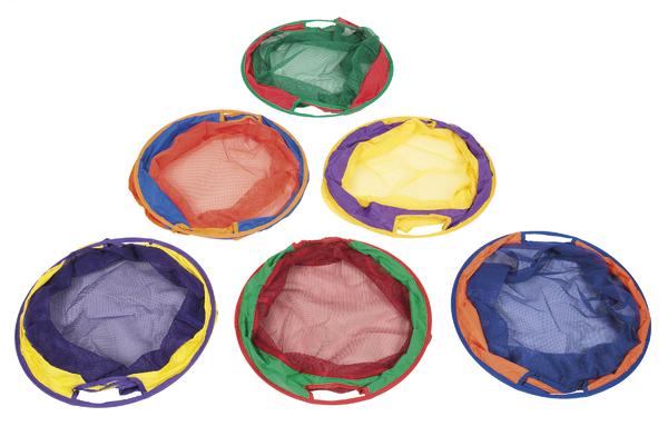 Sechs bunte Wurfsäcke aus Netzstoff für Outdoor-Spiele, verschiedene Farben.