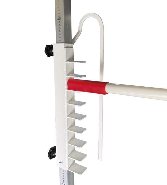 Höhenverstellbare Metallhalterung mit Skala und eingesteckter Stange vor weißem Hintergrund.