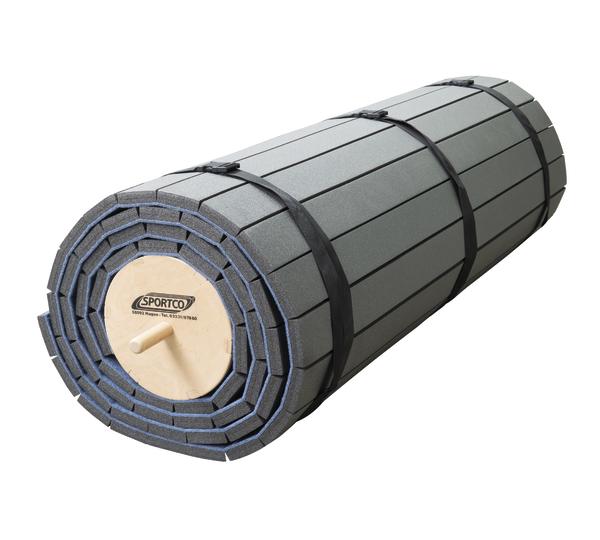 Zusammengewickelte graue Schaumstoffmatte mit schwarzen Gurten, ideal für Sport und Fitness.