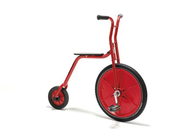 Rotes Einrad mit kleinem Hinterrad und Sitz, modernes Design auf weißem Hintergrund.