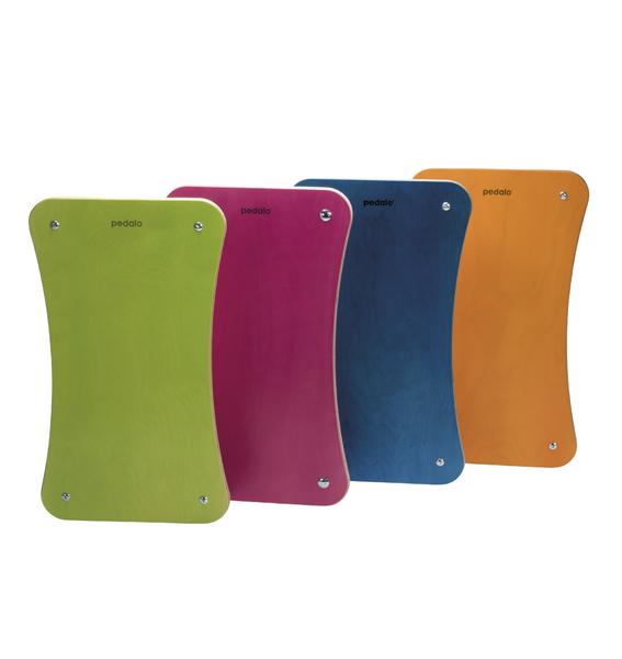 Vier farbige ergonomische Sitzkissen in Grün, Pink, Blau und Orange für gesundes Sitzen.