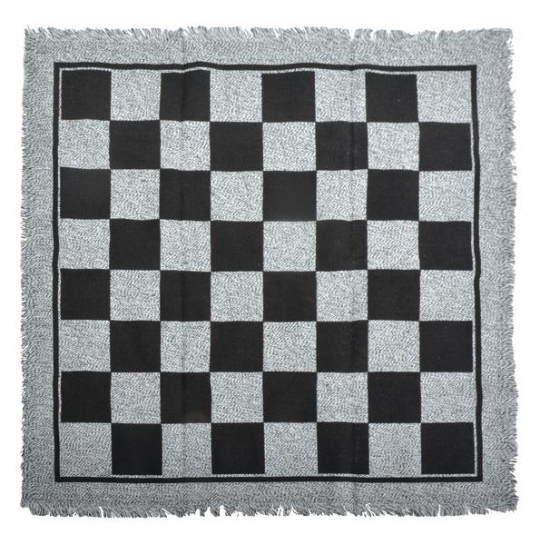 Schwarz-weiß kariertes Schachbrett mit Fransen, quadratischer Spielteppich für Schach.