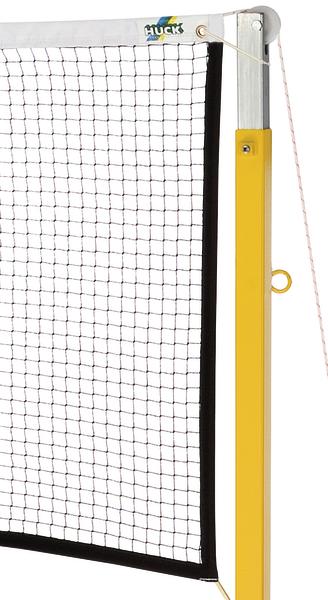 Badmintonnetz mit gelbem Pfosten und weißem Rahmen, geeignet für Outdoor- und Indoor-Spiele.