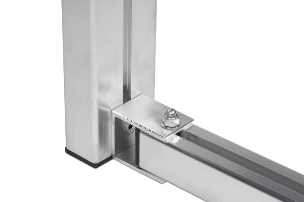 Verbindung aus zwei Edelstahlprofilen mit Schraube und Halterung, Nahaufnahme.