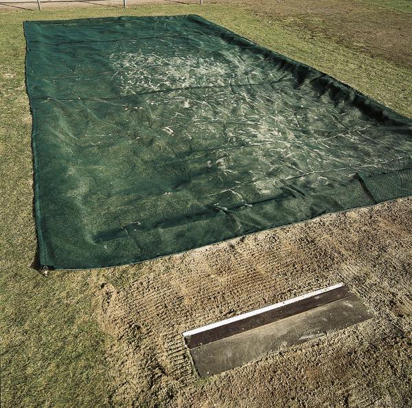 Grünes Netz auf Sandfläche mit Wurflinie, typisches Wurfbereich-Setup im Sport.