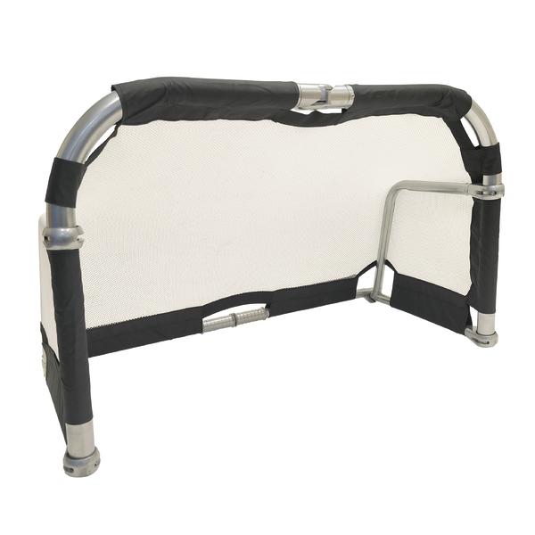 Ein aufgebautes, klappbares Mini-Fußballtor mit Metallrahmen, gepolsterten Stangen und weißem Netz vor weißem Hintergrund.