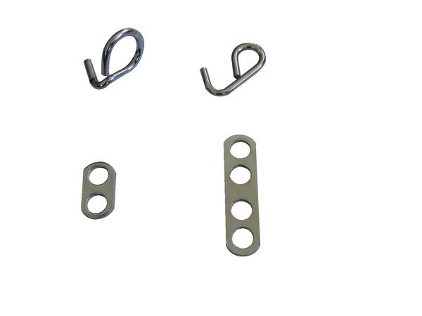 Metallische Drahtösen und Lochplatten für Befestigungen auf weißem Hintergrund.