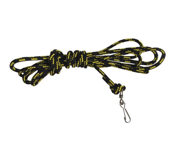 Schwarzes und gelbes Seil mit Metallhaken, zusammengewickelt, isoliert auf weißem Hintergrund.