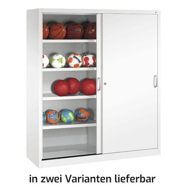 Weißer Schrank mit Schiebetür und Sportbällen auf Regalen, ideal zur Sportgeräteaufbewahrung.