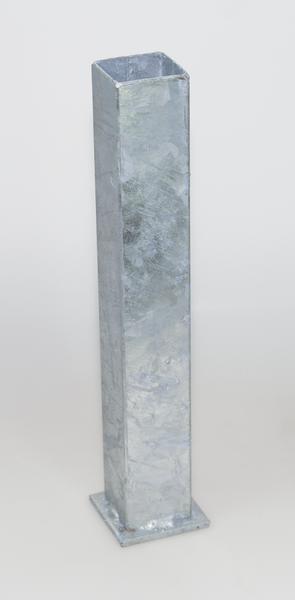 Verzinkter quadratischer Stahlpfosten mit Bodenplatte für Bau- und Gartenanwendungen.