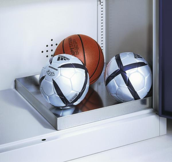 Drei Sportbälle (zwei Fußballbälle, ein Basketball) in einem weißen Schrankfach.