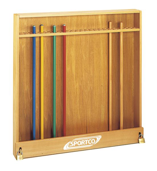 Sportco Holz-Wandhalterung mit bunten und naturfarbenen Stöcken für Sportgeräte.