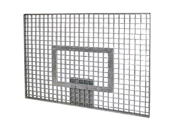 Metallisches Gitter-Basketballbrett mit rechteckigem Korbrahmen, isoliert auf weißem Hintergrund.