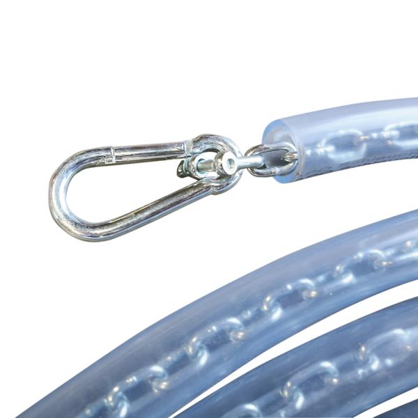 Karabinerhaken aus Metall mit transparentem Schutzschlauch und Kette, Nahaufnahme.