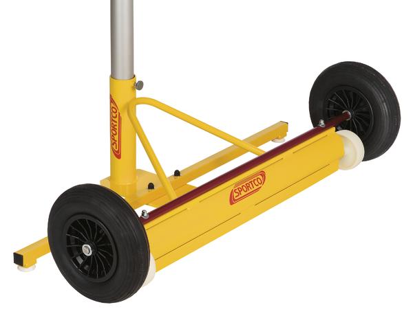 Gelbe Sportco Transportachse mit schwarzen Rädern für Multispielpfosten.