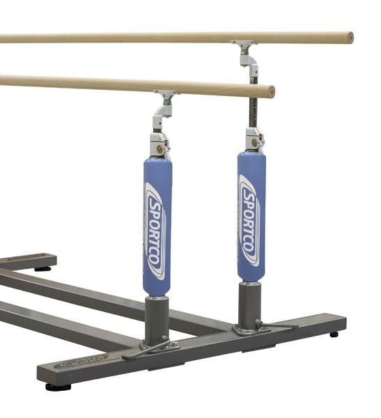 Einstellbare Ballettstangen mit Holzgriffen und gepolsterten Metallstützen auf grauem Rahmen.