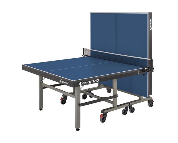Tischtennisplatte Sponeta 7-13 mit klappbarem Spielfeld und Rollen für Indoor-Spiel.