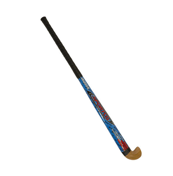 Blauer Hockeyschläger mit schwarzem Griff und gebogenem Holzende auf weißem Hintergrund.