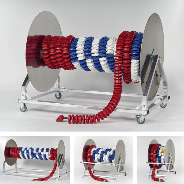 Silberner Schwimmleinenwagen mit rote, blaue, weiße und gelbe Scwhimmleine.