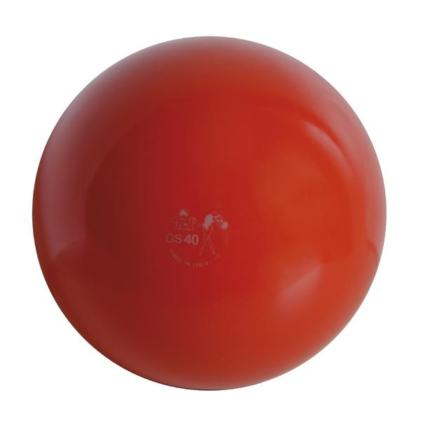 Roter Gymnastikball auf weißem Hintergrund.