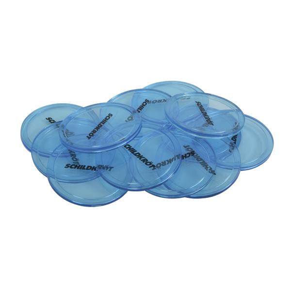 Stapel blauer Kunststoff-Deckel mit schwarzem Schildkröt-Logo, isoliert auf weißem Hintergrund.