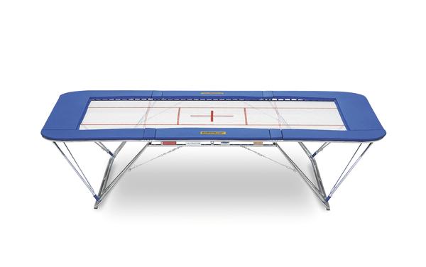 Trampolin mit rechteckigem Sprungtuch und blauem Rand, freistehend auf weißem Hintergrund.