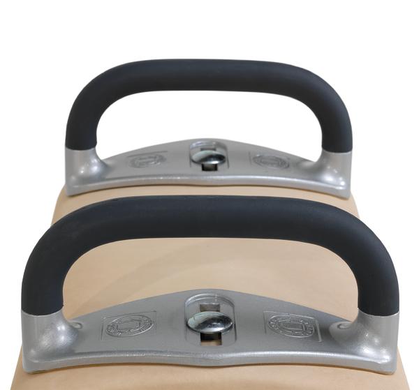 Pilates-Reformer mit gepolsterten Griffen und Holzrahmen für Fitnessübungen.