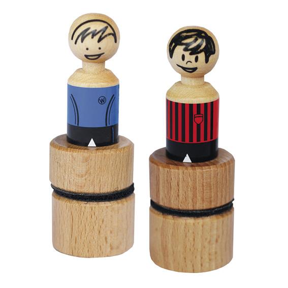 Zwei hölzerne Spielfiguren mit blauer und roter Trikotfarbe auf weißem Hintergrund.