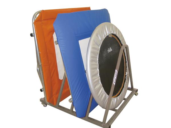 Transportwagen für Mini-Trampoline, stehend mit drei Minitrampolinen in orange, blau und silber.