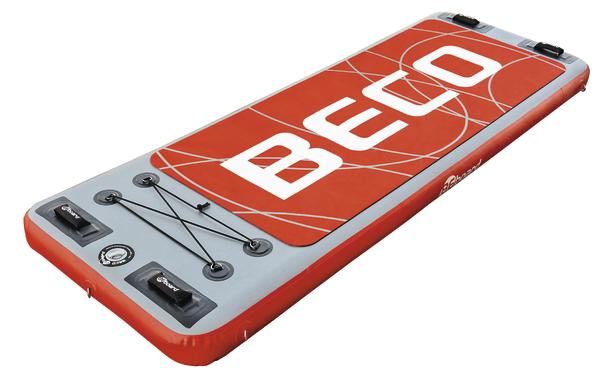 Aufblasbare BECO Fitness-Trainingsmatte in Rot und Grau für Wassersport und Gymnastik.