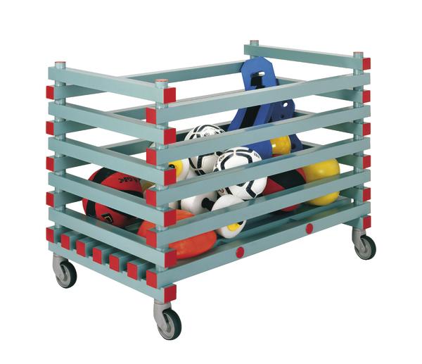 Mobiler Sportgerätewagen mit Bällen und Trainingszubehör, ideal für Sporthallen.