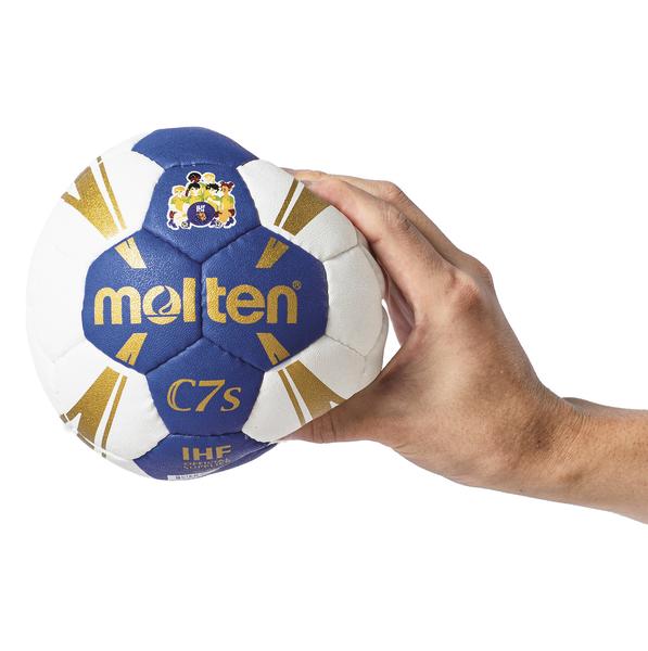 Hand hält blauen und weißen Molten Handball mit goldenen Akzenten, Modell C7s.