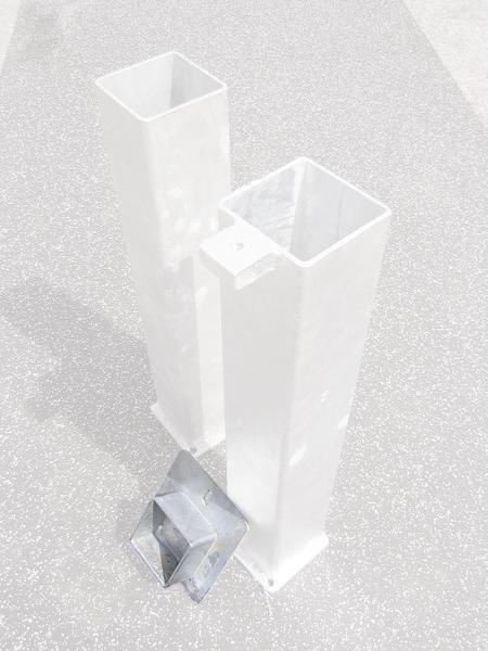 Zwei weiße quadratische Bodenhülsenabdeckungen mit Bodenplatte auf grauem Untergrund.